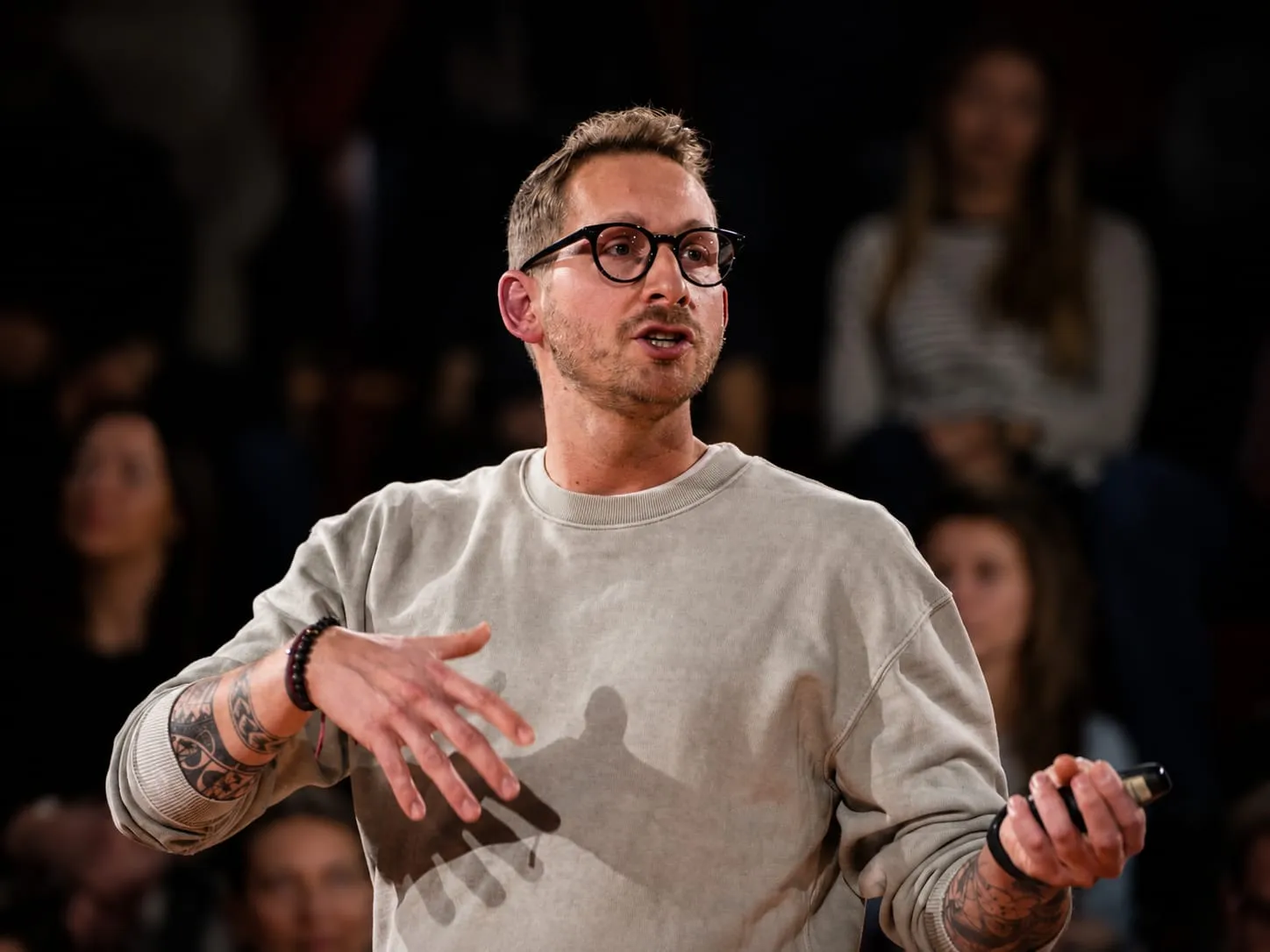 Christopher Rapp beim Vortrag auf einem Event in Wien