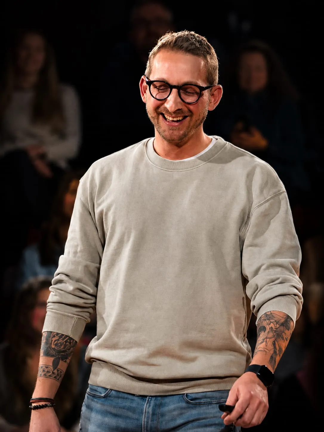 Christopher Rapp lachend auf der Bühne bei einem Vortrag in Wien